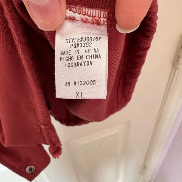 Entro Red Sleeveless Vest with Stand-Up Collar - Picture 6 of 6